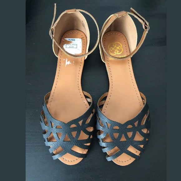 Daisy Fuentes Shoes - Daisy Fuentes Francie Black & Tan Sandals